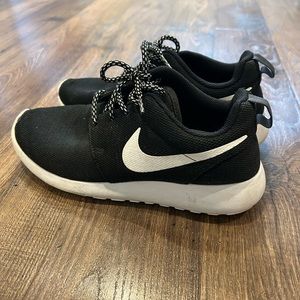 Nike women’s black tennis shoes